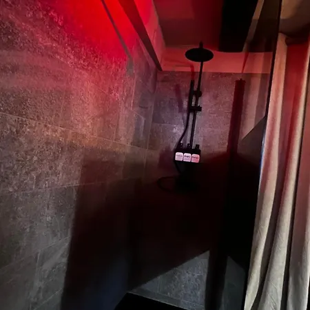 44 Love hotel